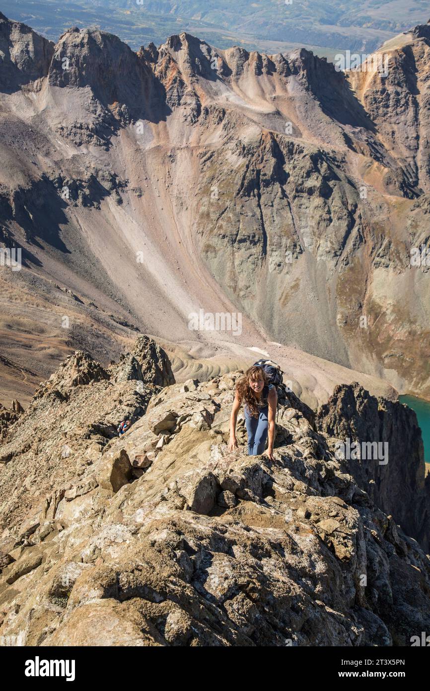 Ein Wanderer entlang des South West Ridge am Sneffels Peak, Colorado. Stockfoto