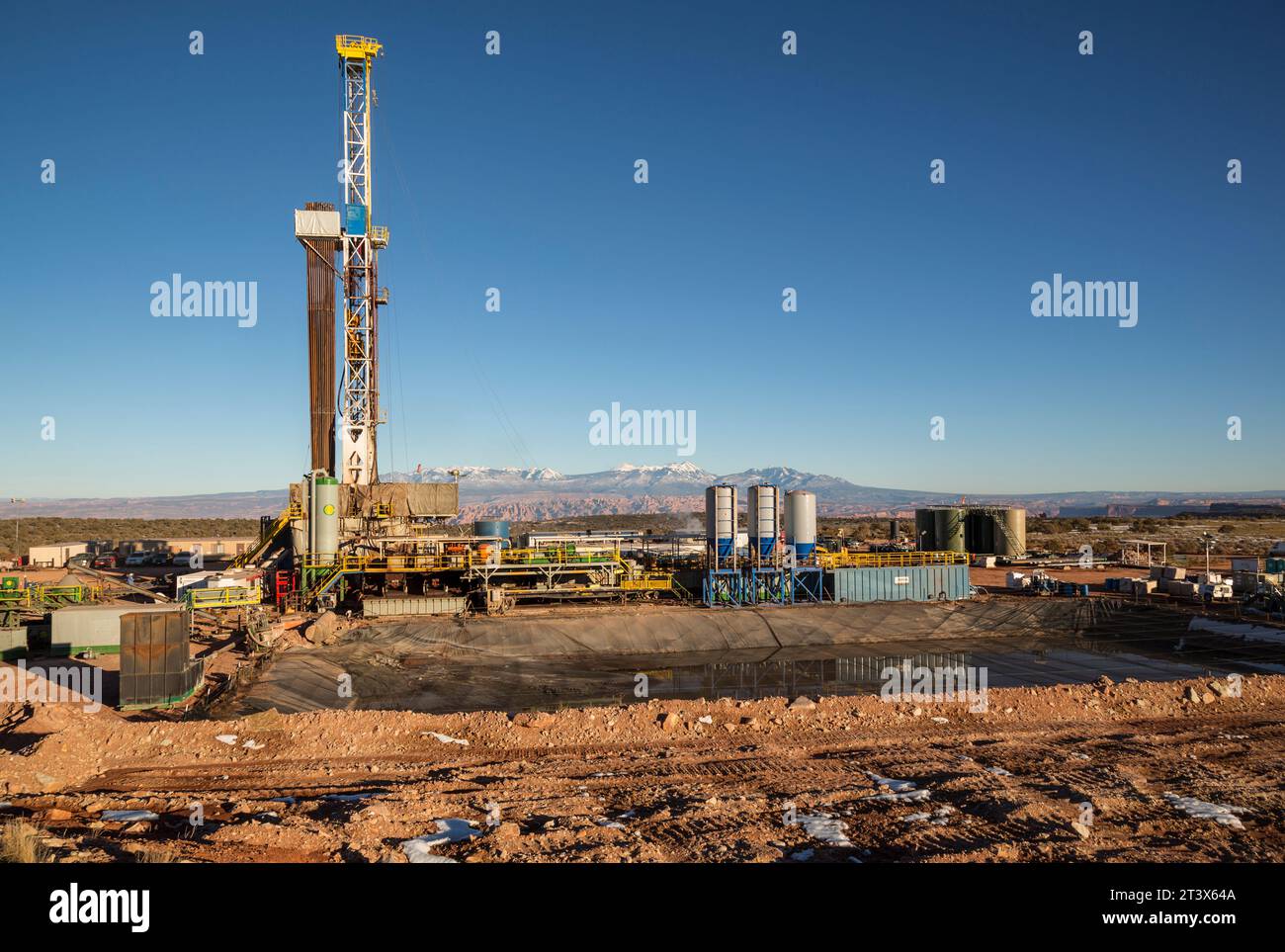 Ein Öl- und/oder Gasbetrieb mit Bergen im Hintergrund. Stockfoto