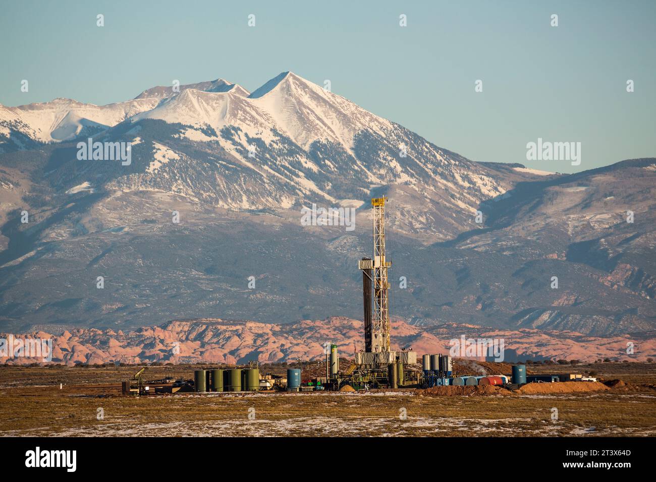 Ein Öl- und/oder Gasbetrieb mit Bergen im Hintergrund. Stockfoto