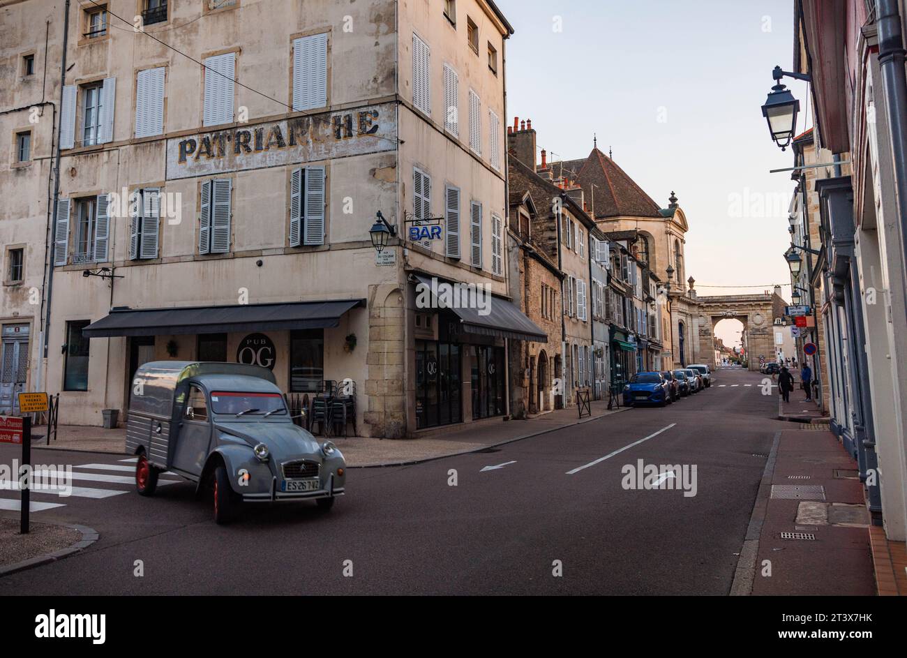 Historische Architektur auf den Straßen von Beaune, Frankreich. Stockfoto