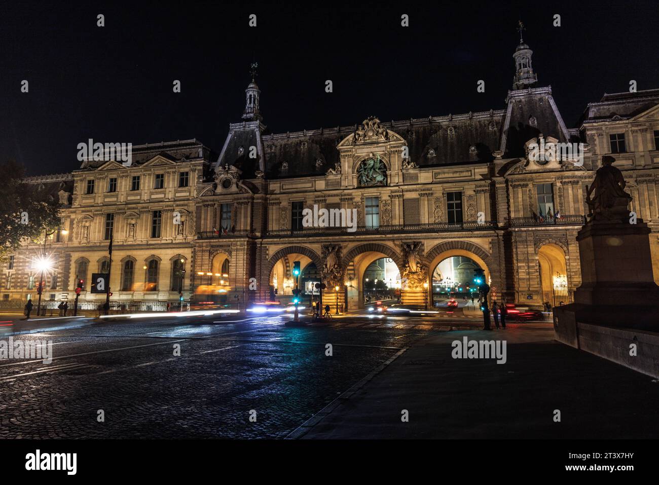 Langzeitbelichtungsszene in der Nacht des Louvre-Museums in Paris, Frankreich. Stockfoto