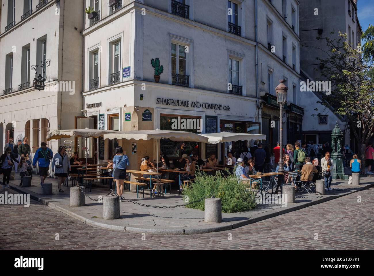 Eine Straßenszene eines Cafés in Paris, Frankreich. Stockfoto