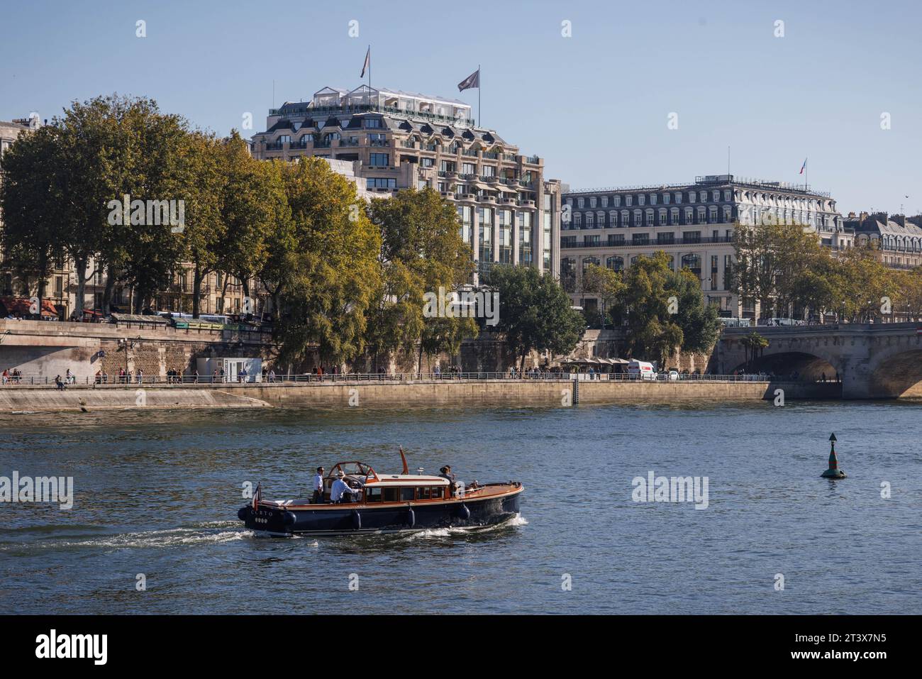 Eine Bootsfahrt entlang der seine in Paris, Frankreich. Stockfoto