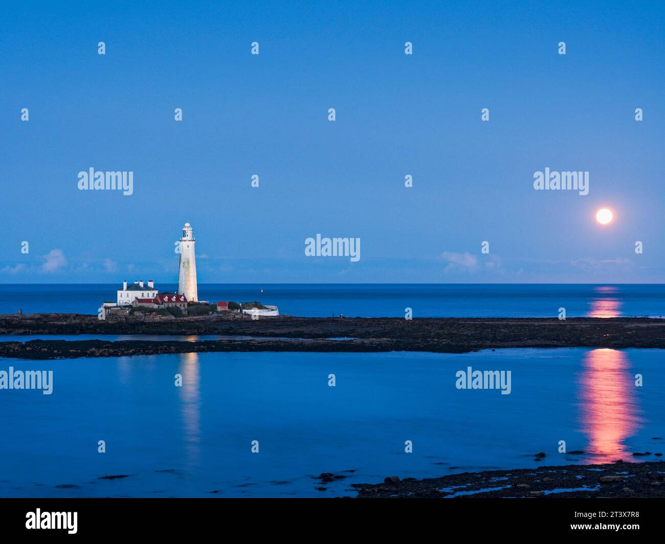 St Marys Island und Leuchtturm in Whitley Bay mit Supermond, Reflexionen und Kopierraum Stockfoto