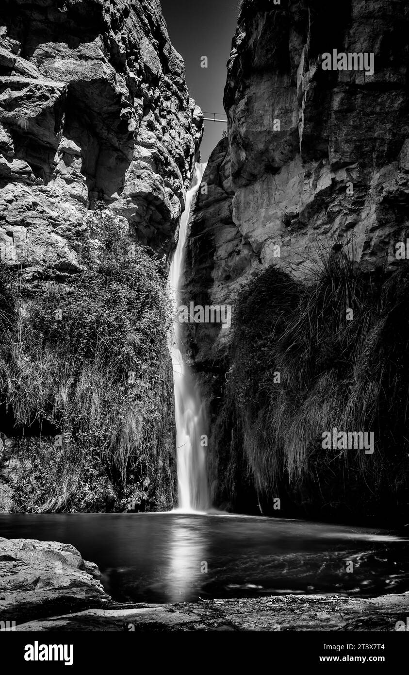 EL SALT Wasserfall in Jijona in Schwarz-weiß Stockfoto