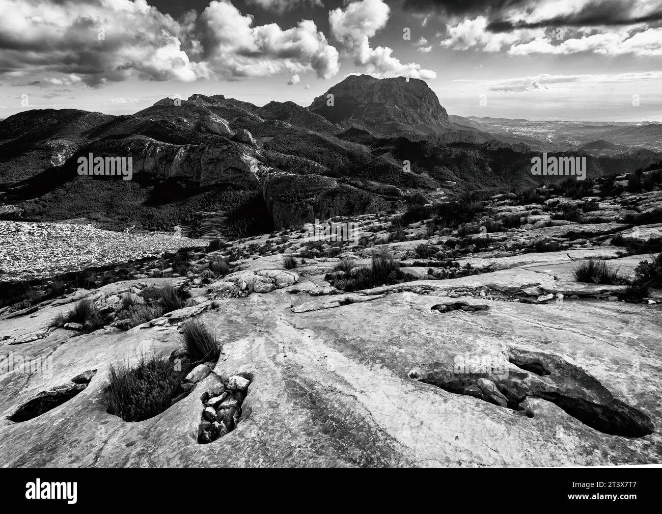 Schwarz-weiße Landschaft mit Puig Campana im Hintergrund Stockfoto