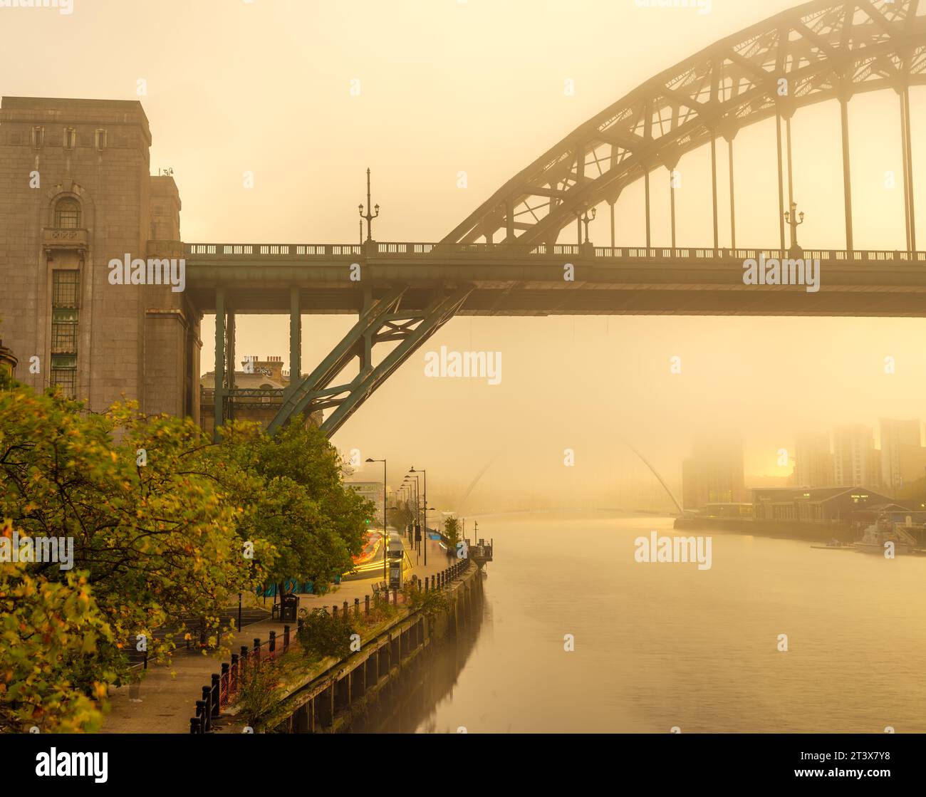 Tyne Bridge und Newcastle Quay von einem sehr nebligen Sonnenaufgang in Newcastle Stockfoto