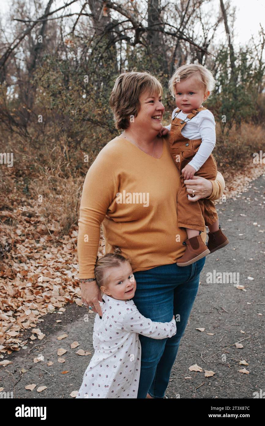 Oma liebt Enkelkinder an Herbsttagen Stockfoto