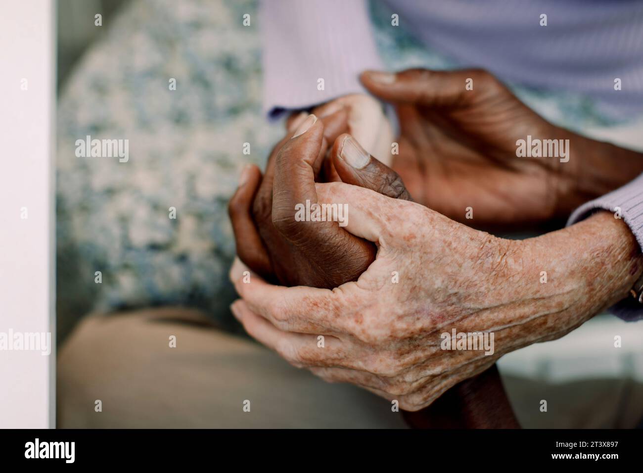 Zugeschnittenes Bild von älteren Männern und Frauen, die Hände halten Stockfoto