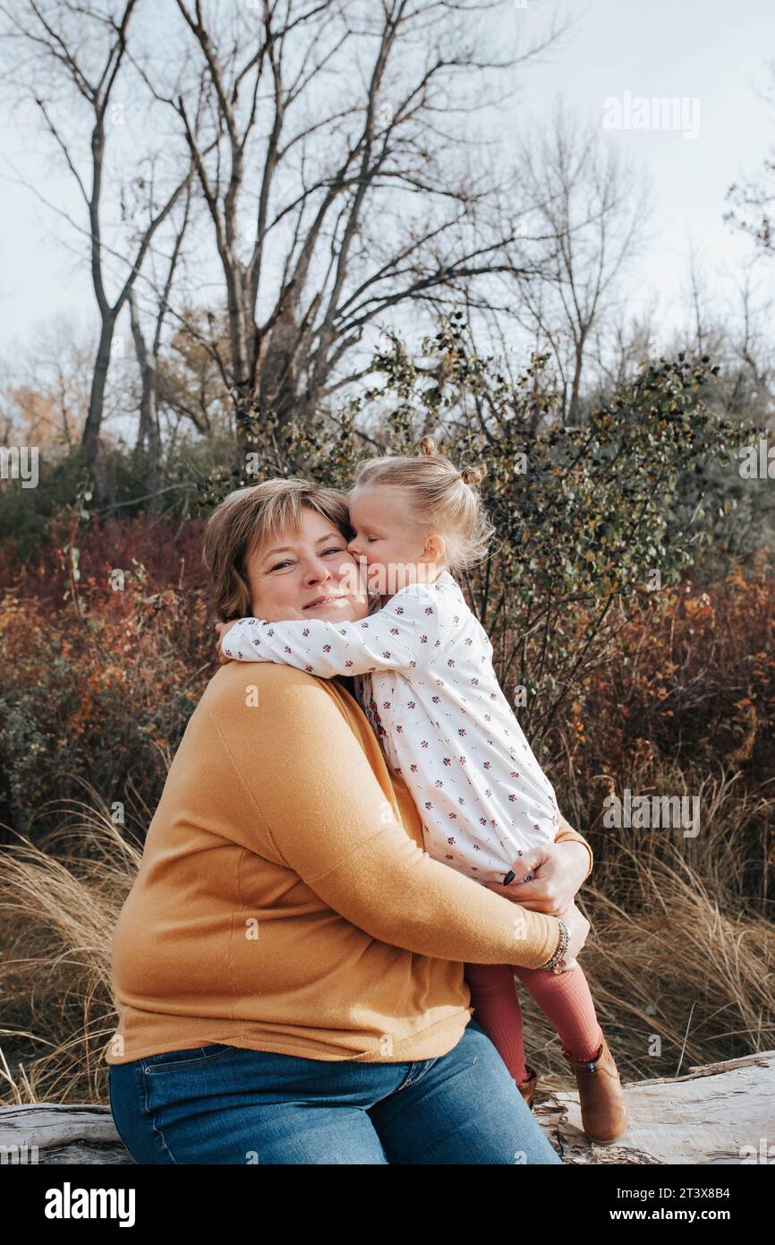 4-jähriges Mädchen umarmt Oma an einem Herbsttag Stockfoto