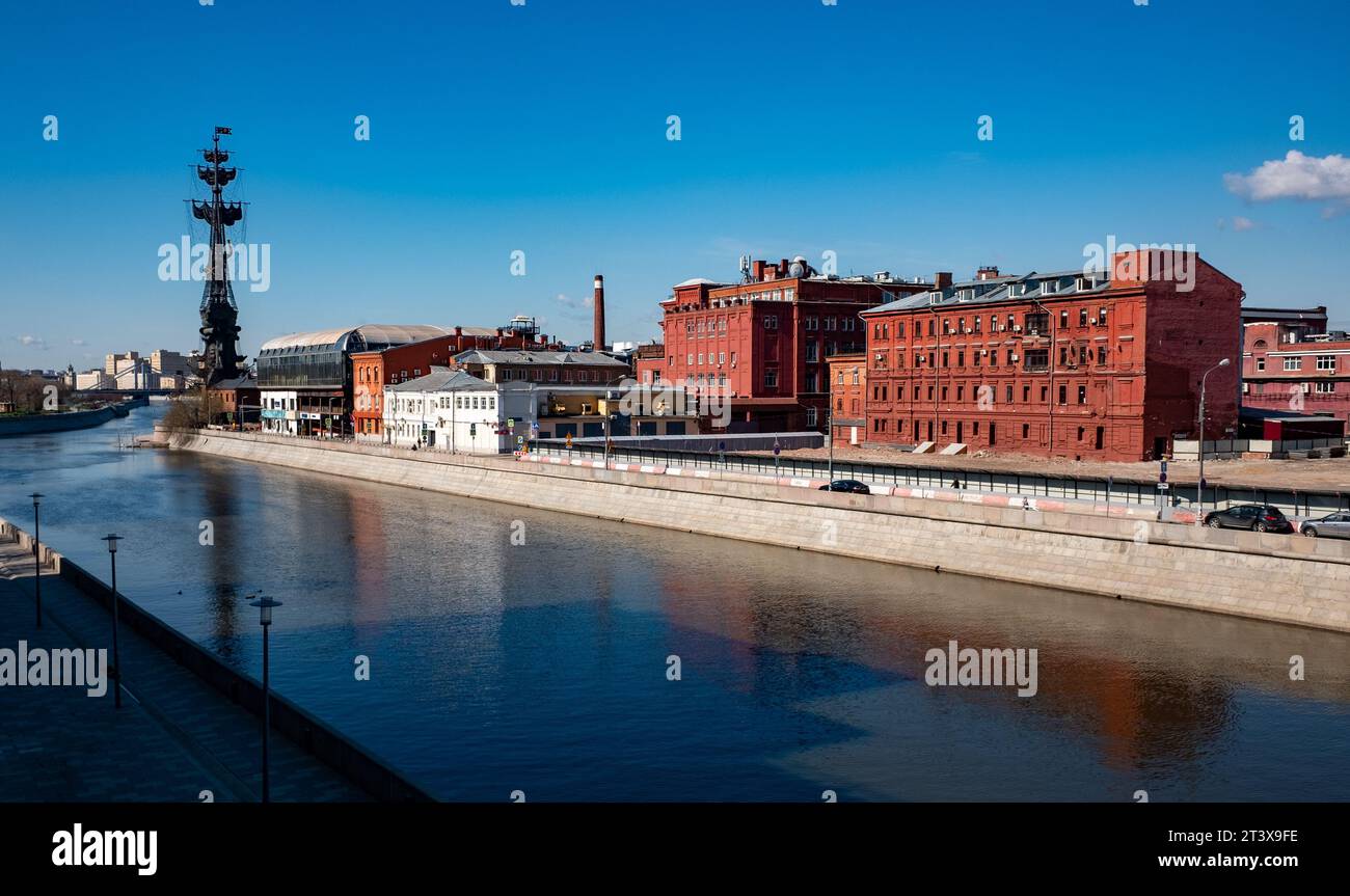 29. April 2022 In Moskau, Russland. Blick auf die ehemalige Fabrik Krasny Oktyabr auf der Insel Bolotny im Zentrum der russischen Hauptstadt. Stockfoto