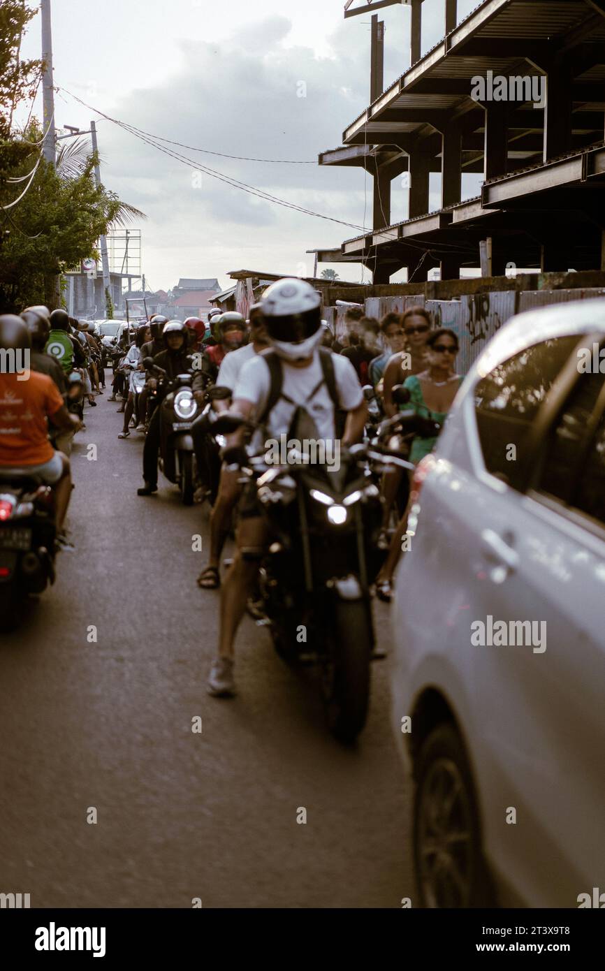 Leute in einem Stau auf Motorrädern, Bali. Stockfoto