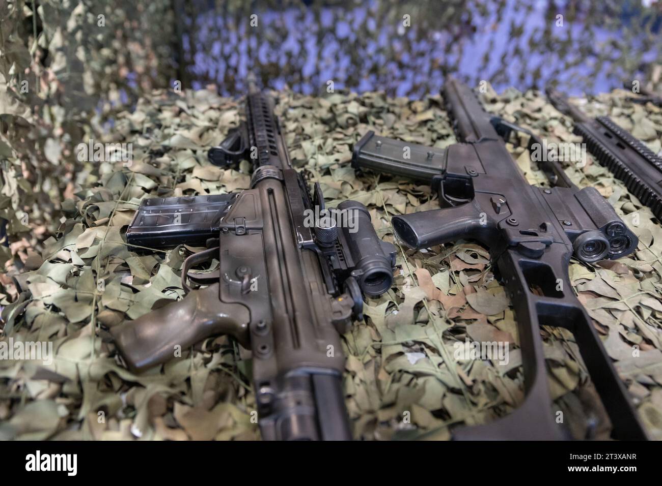 Militärgewehre und Maschingun Stockfoto