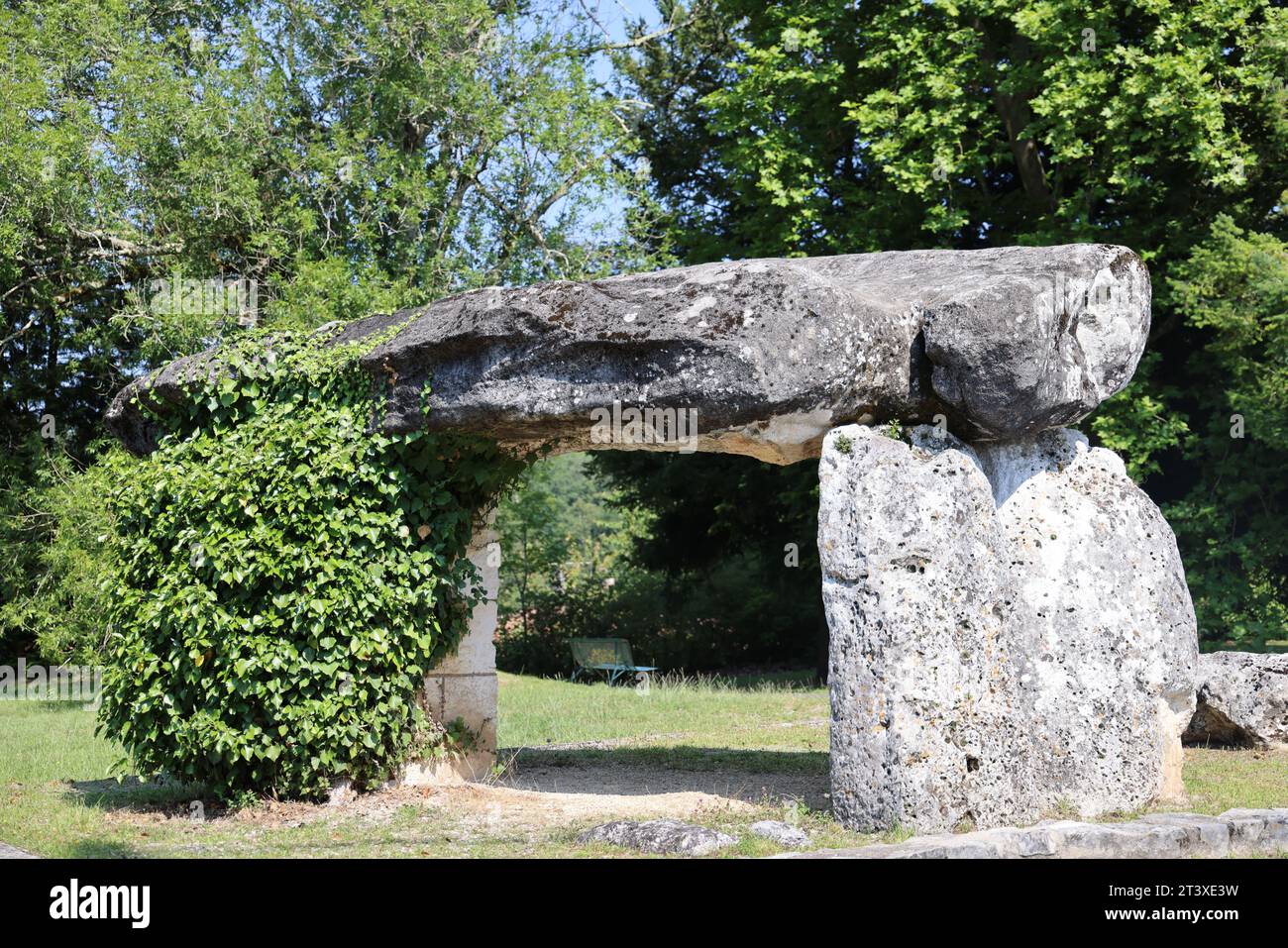 « Dolmen de Peyrelevade », appelé aussi « de la Pierre levée » en francaais ou dolmen du Camp-de-César, à Brantôme dans le Département de la Dordogne. Stockfoto