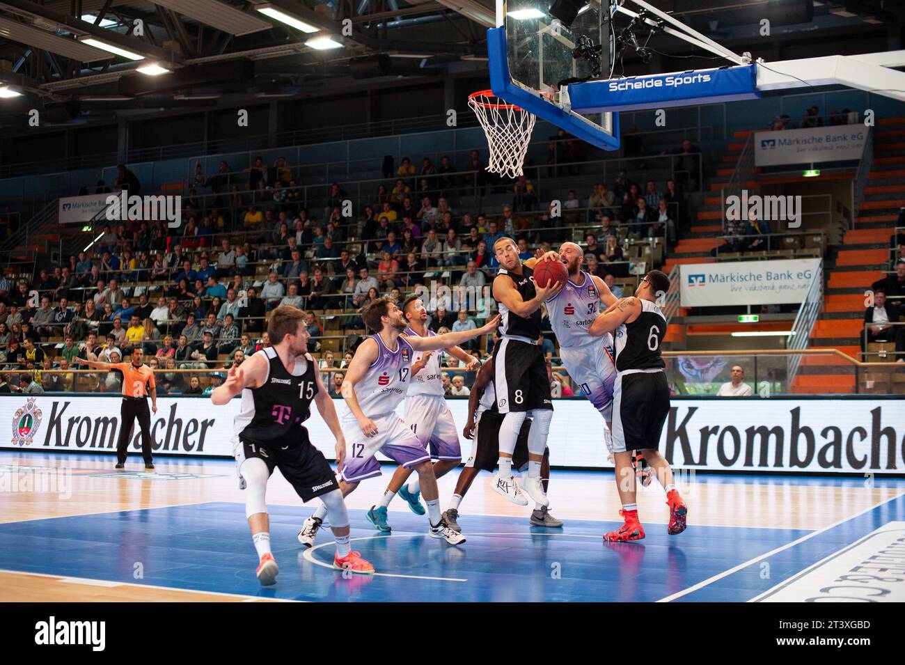 Shane Edwards (30) Malte Schwarz (12) BG Göttingen Andrej Mangold (8)) Telekom Baskets Bonn Krombacher Challenge 2015 in Hagen, Deutschland am 27.09.2015 Stockfoto