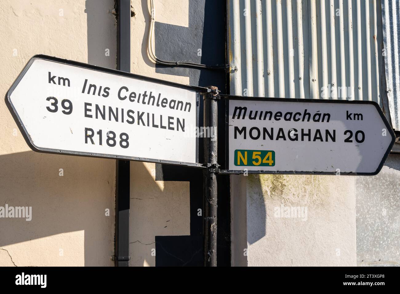 Wegweiser nach Enniskillen und Monaghan in Clones, Co. Monaghan, Irland. Stockfoto