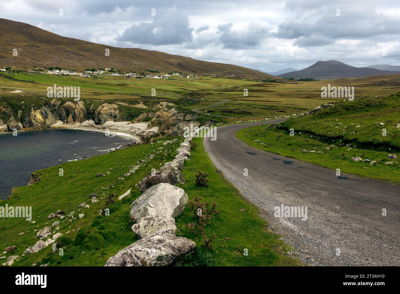 Die White Cliffs of Ashleam auf Achill Island im County Mayo, Irland, sind ein muss für jeden Besucher des Wild Atlantic Way. Diese überragenden Stockfoto