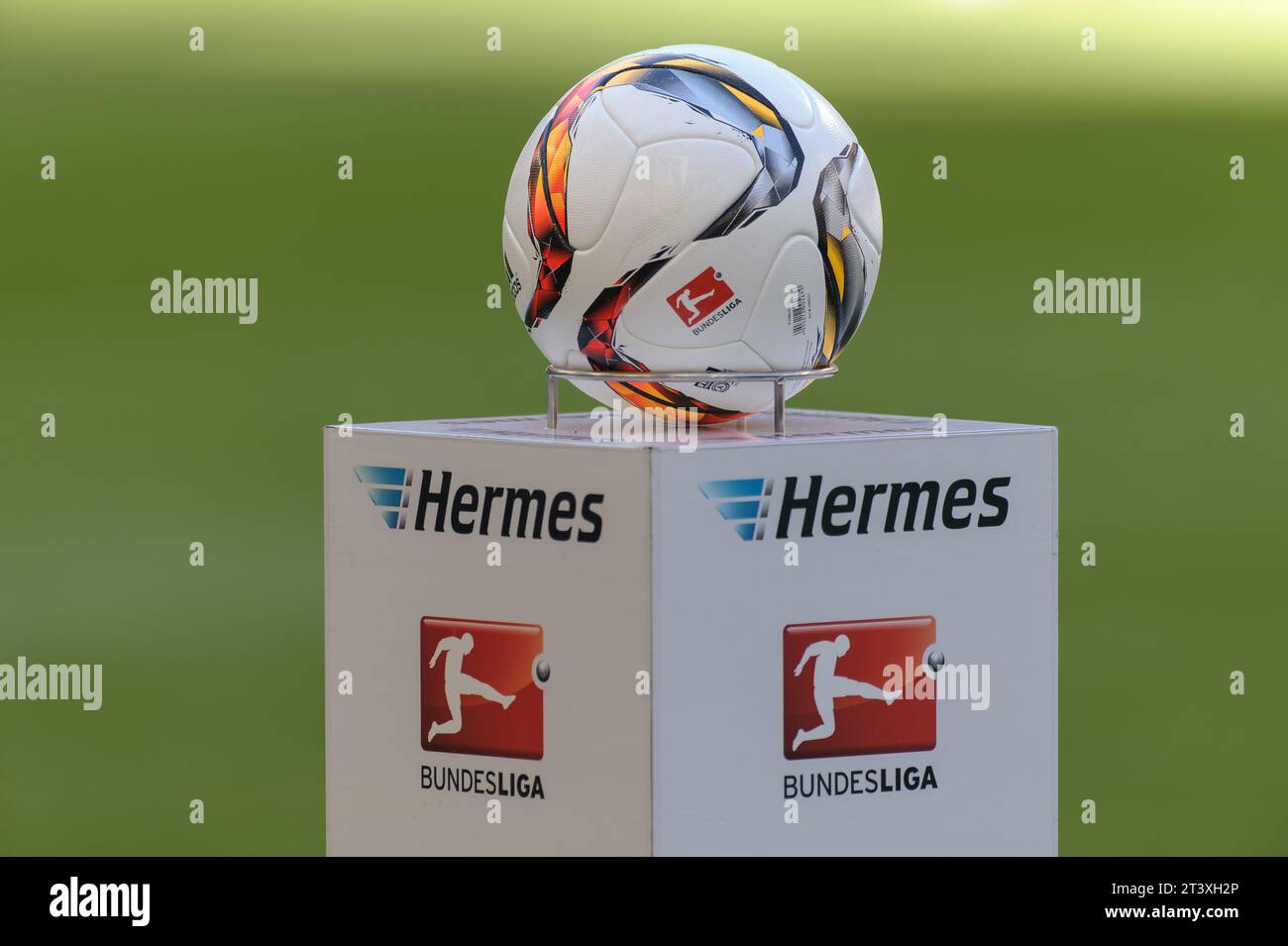 Bundesliga Spielball und Hermes Werbung VFB Stuttgart - Eintracht Frankfurt 1:4 Fussball Bundesliga Saison 2015/2016 in Stuttgart, Deutschland am 29.08.2015 Stockfoto