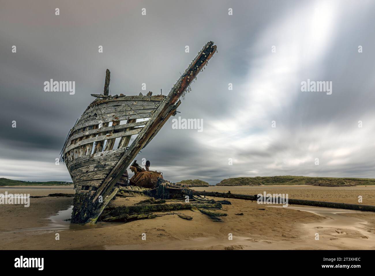 Bád Eddie, auch bekannt als Eddie's Boat, ist ein ikonisches Schiffswrack am Magheraclogher Beach in Gweedore, County Donegal, Irland. Stockfoto