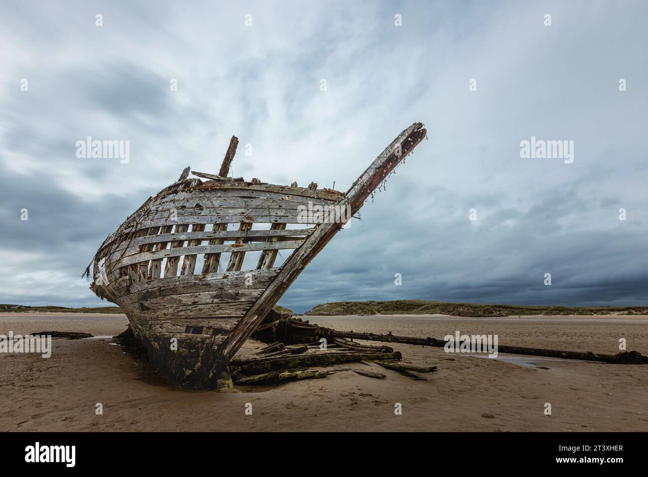 Bád Eddie, auch bekannt als Eddie's Boat, ist ein ikonisches Schiffswrack am Magheraclogher Beach in Gweedore, County Donegal, Irland. Stockfoto