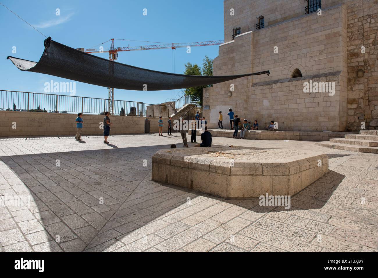 JERUSALEM, ISRAEL – 18. MAI 2021: Palästinensische Kinder spielen friedlich auf dem Tempelberg, einem verängstigten Ort für Muslime Stockfoto