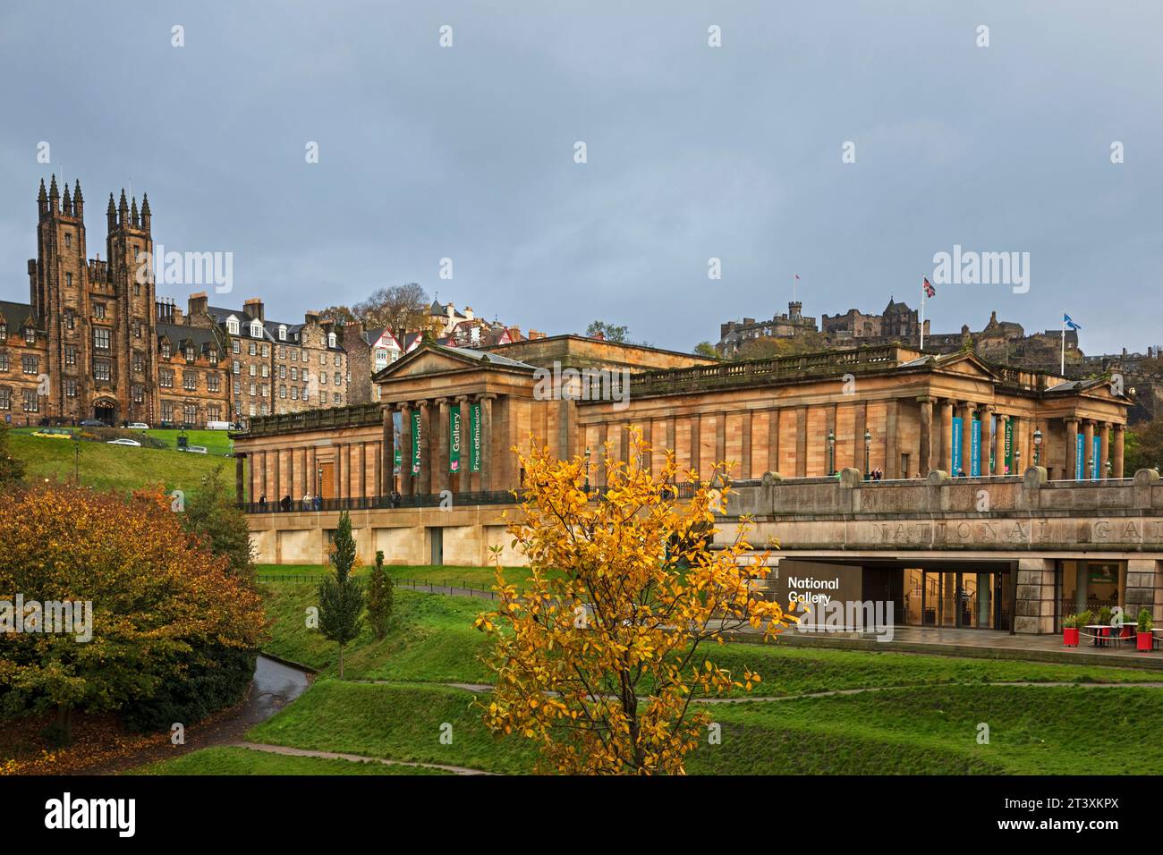 Princes Street Gardens East, Edinburgh, Schottland, Großbritannien. Die letzte volle Woche im Oktober 2023, als das Herbstlaub von den Laubbäumen fällt, mit den National Galleries in der Mitte und der kürzlich abgeschlossenen Renovierung, während das Edinburgh Castle im Hintergrund steht. Quelle: Archwhite/Alamy Live News. Stockfoto