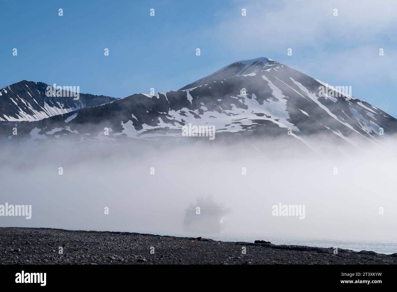 National Geographic Endurance Kreuzfahrtschiff im Nebel, Mushamna, Woodfjord, Spitzbergen, Svalbard Inseln, Norwegen. Stockfoto