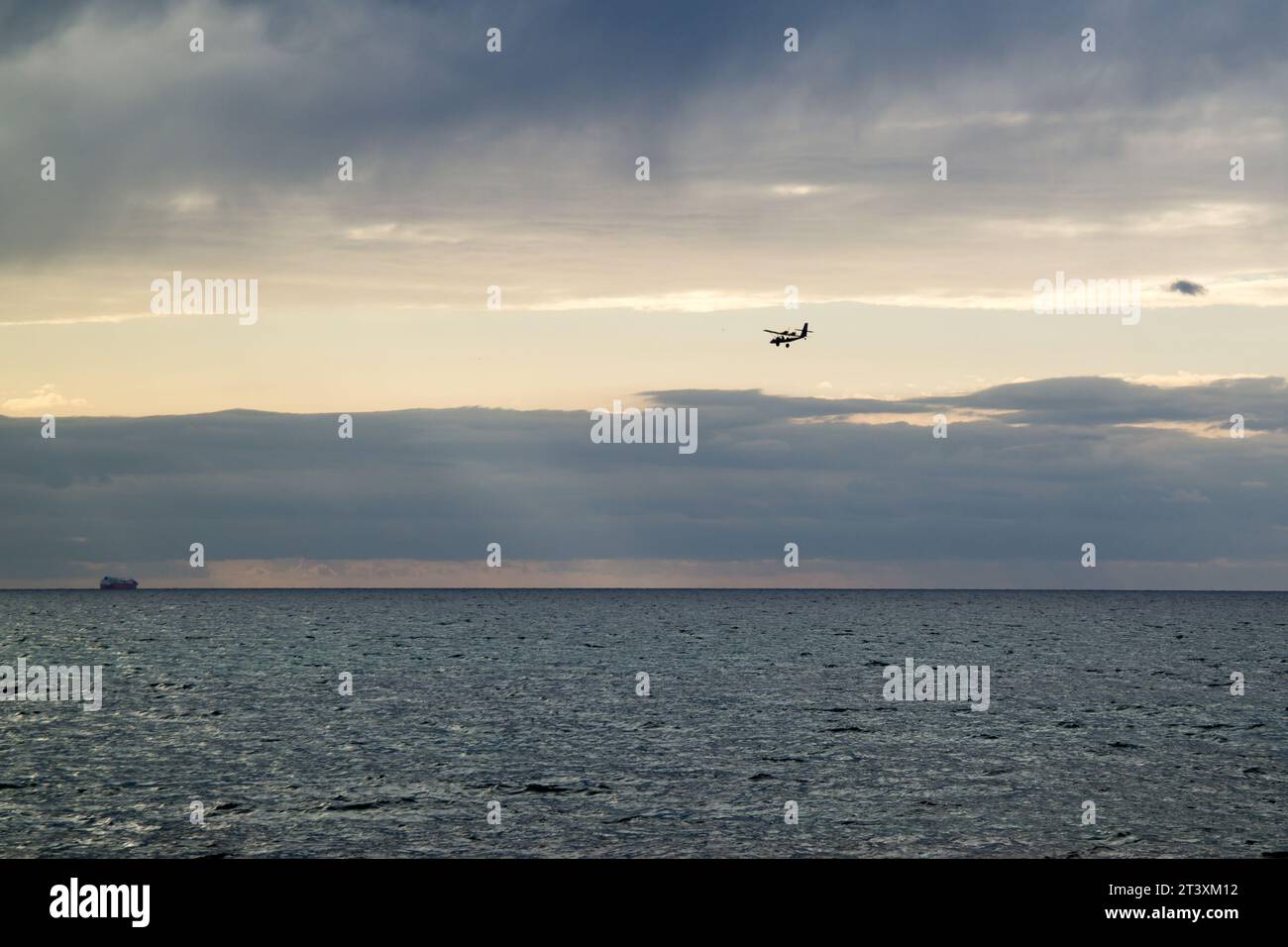 Ein Einzelflugzeug fliegt über dem Mittelmeer in der Nähe von Netanya, Zentralisrael Stockfoto