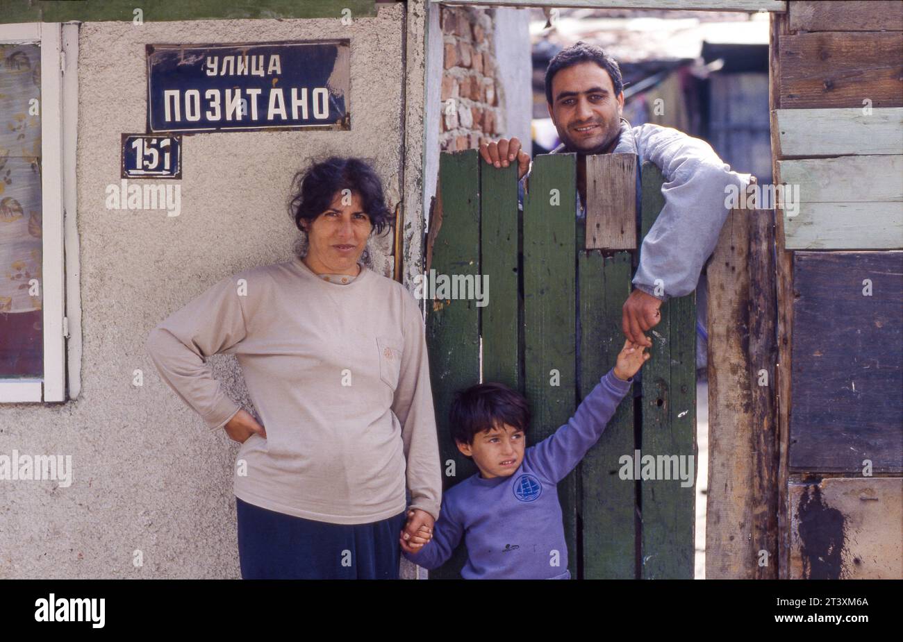 Bulgarien, Sofia. Roma-Familie vor ihrem Haus in einem Slum, in dem sie leben. Stockfoto