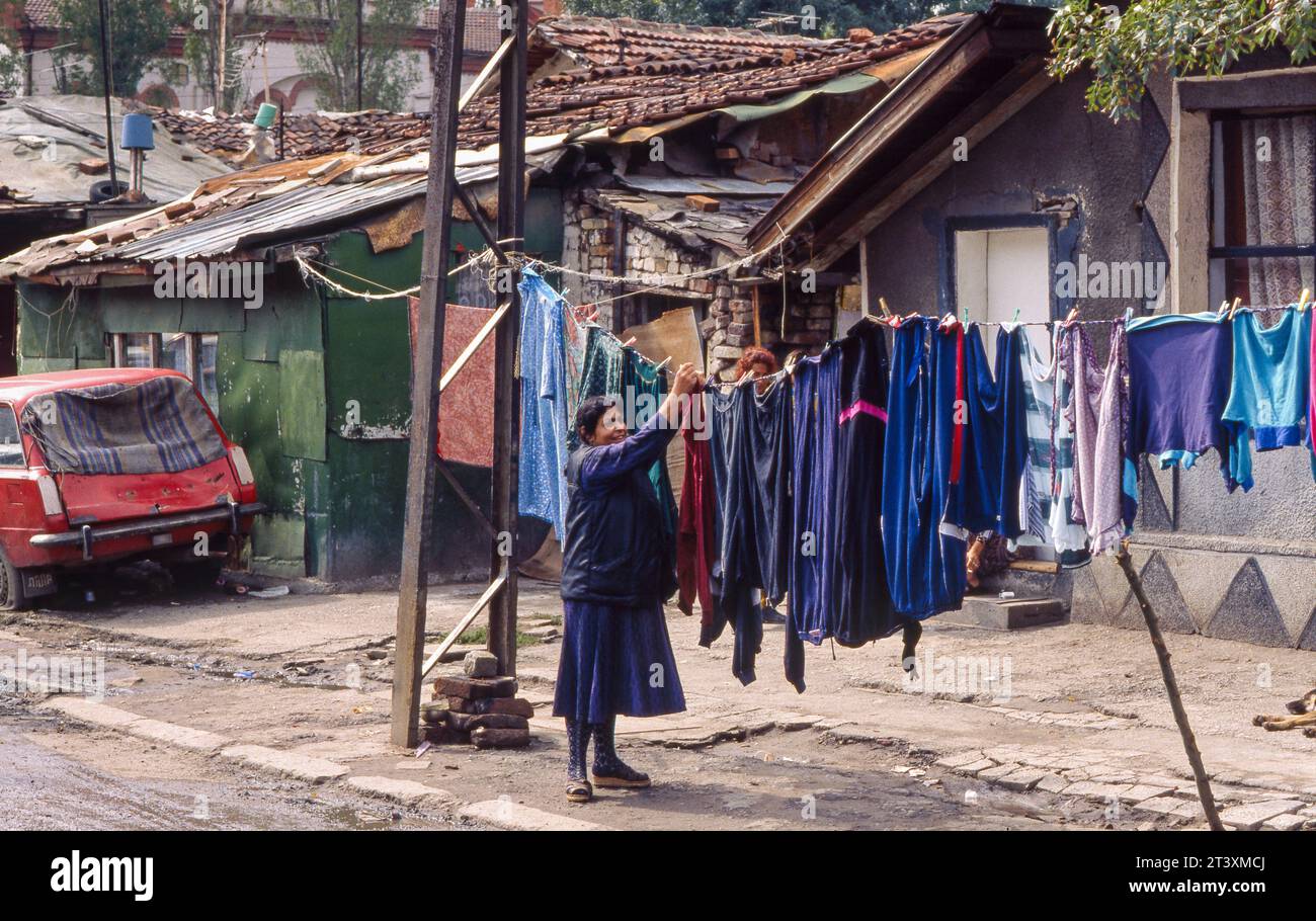 Bulgarien, Sofia. Roma-Frau hängt Wäsche zum Trocknen auf. Stockfoto