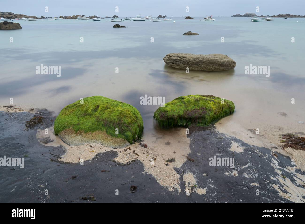 FRANKREICH, Bretagne, Plage de Menehem, Auswirkungen des Öltankers Amoco Cadiz Disaster, 1978 Rohöl am Strand / FRANKREICH, Bretagne, Strand von Menehem, Ölreste der Tankerkatastrophe der Amoco Cadiz, Langzeitbelichtung 10.8.2023 Stockfoto