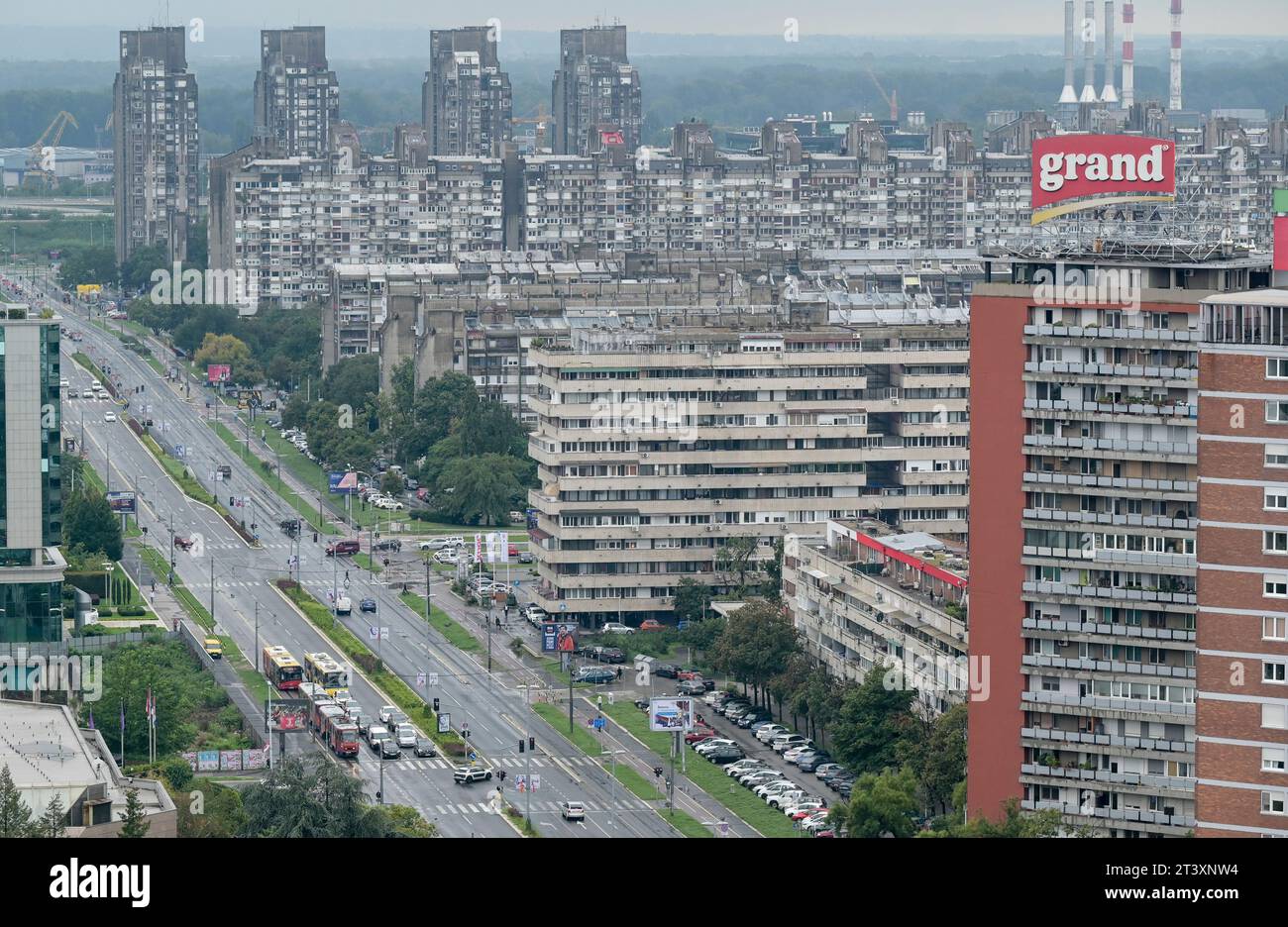 SERBIEN, Novo Beograd, Blick vom Usce Business Tower, Verkehrsübergang und Betonblock Wohnturm / SERBIEN, Belgrad, Neu Belgrad, Blick aus dem Usce Tower, Hochhäuser und Verkehr Stockfoto