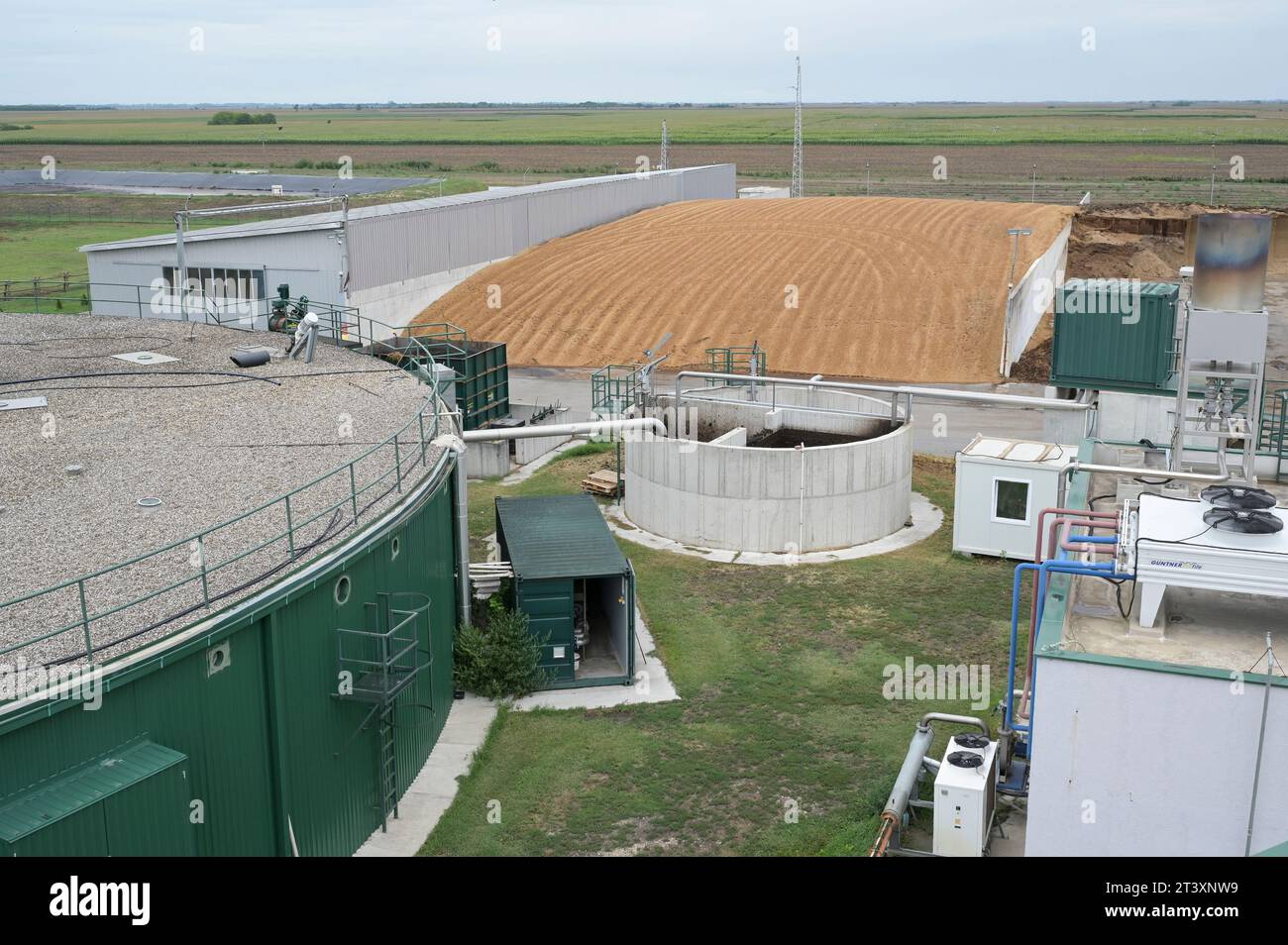 SERBIEN, Biogasanlage / SERBIEN, Svetozar Miletic bei Sombor, Agrarbetrieb Agro plus Energy mit einer Biogasanlage des österreichischen Herstellers Biogest, Maissilage für Vergärung Stockfoto
