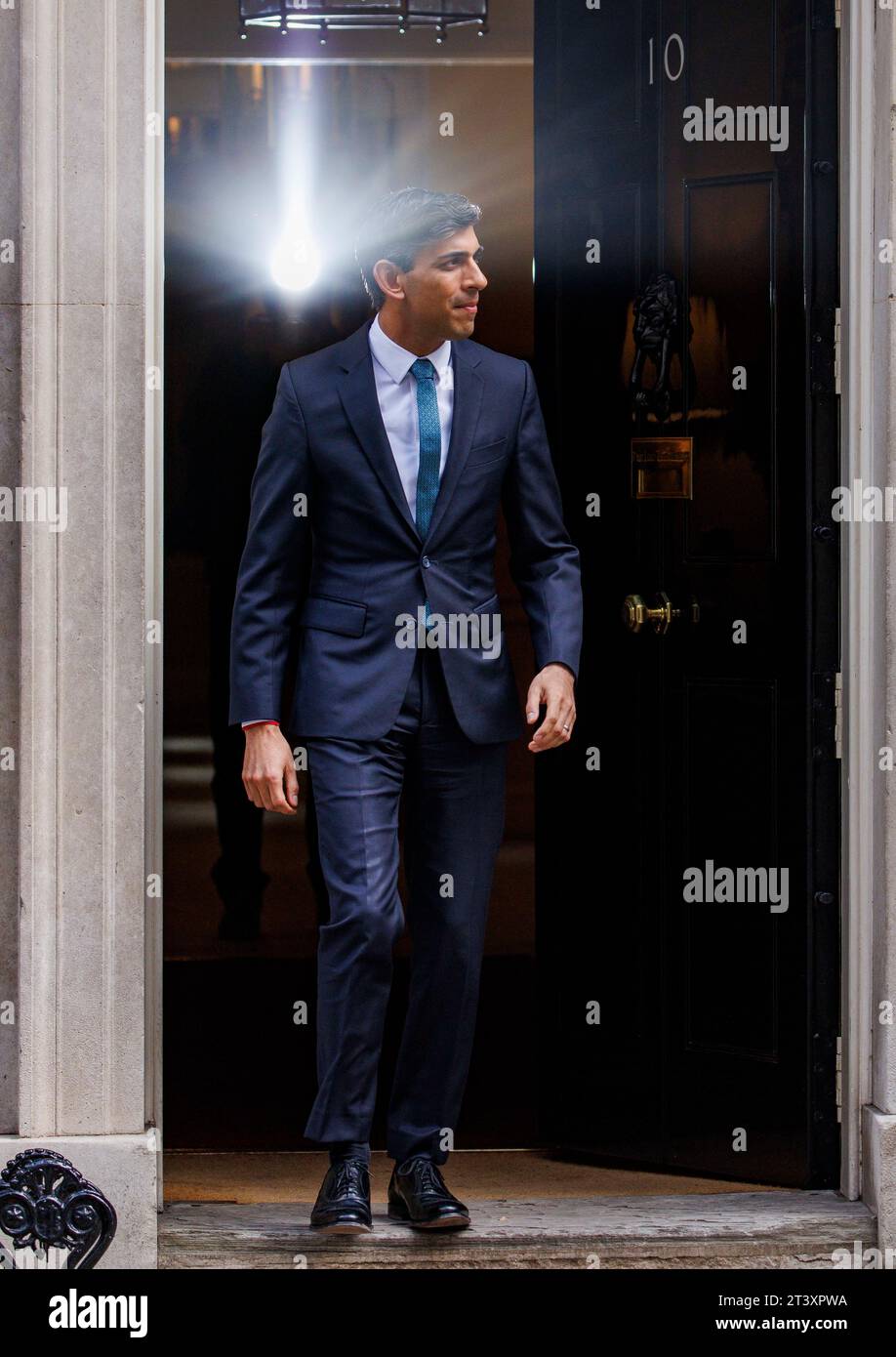 Der britische Premierminister, Rishi Sunak, wartet an der Tür von Nummer 10 auf Benjamin Netanjahu. Stockfoto