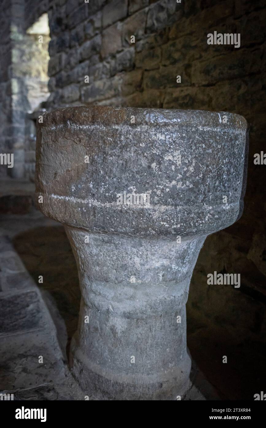 Romanischer Taufstein, Kirche San Martín de Oliván, romanischer Stil um 1060, Bezeichnung Biescas, Alto Gállego, Huesca, Spanien. Stockfoto