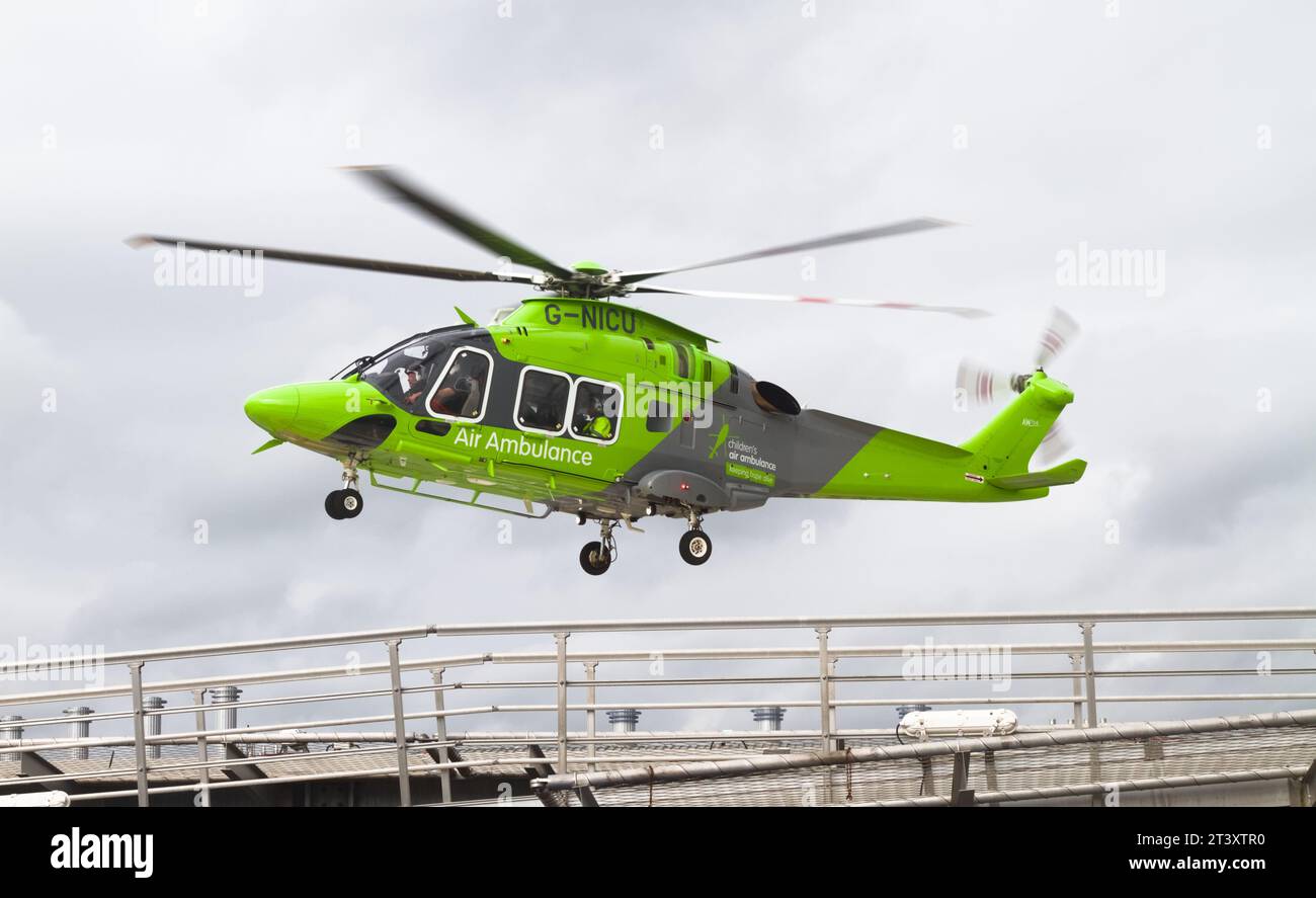 Der Childrens Air Ambulance Augusta Westland AW169 Hubschrauber startet vom Southampton General Hospital, Southampton Großbritannien Stockfoto