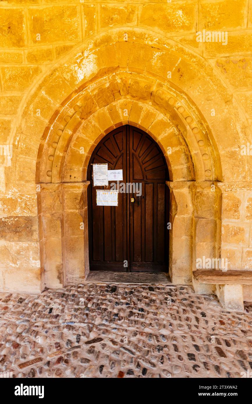 Haupteingang. Die alte Stiftskirche von San Salvador, die heutige Pfarrkirche, befindet sich in der Stadt San Salvador de Cantamuda. Einer der größten Imp Stockfoto