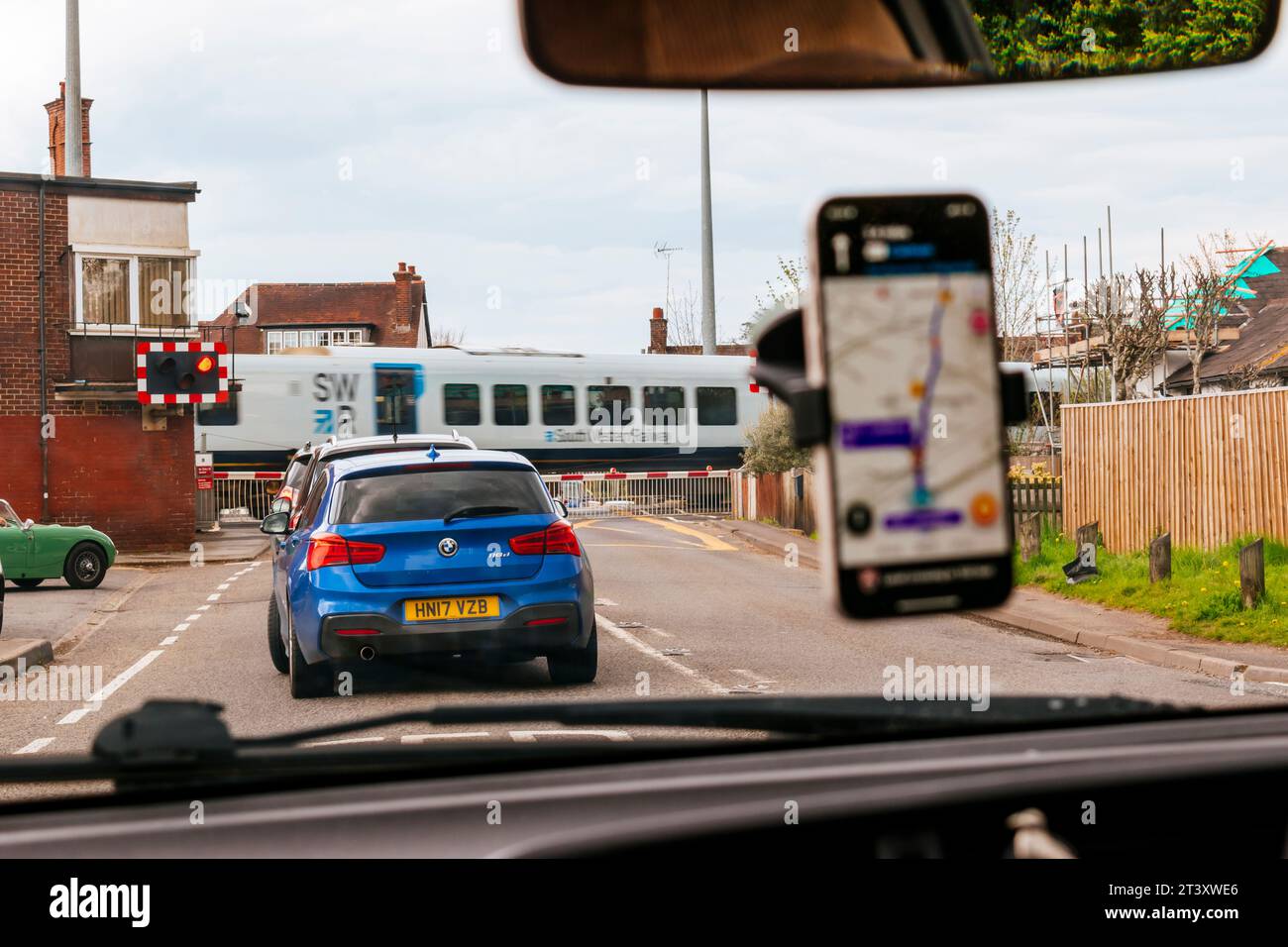 Bahnübergang mit abgesenkten Schranken. Brockenhurst, New Forest, Hampshire, England, Vereinigtes Königreich, Europa Stockfoto