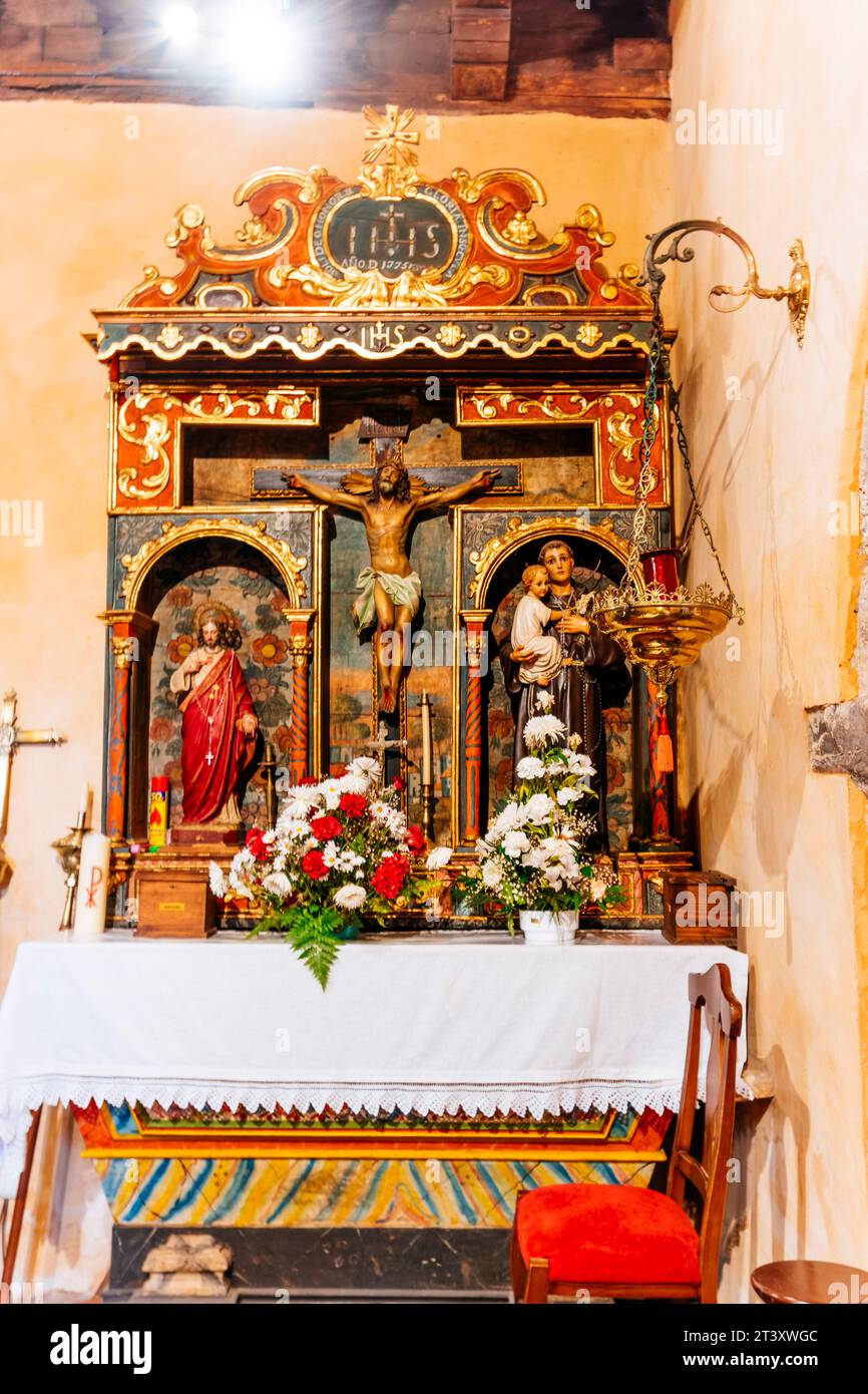 Altaraufsatz. Innenkirche von St. Maria ist mittelalterlicher Herkunft und wurde im 18. Jahrhundert reformiert. Bandujo, Proaza, Fürstentum Asturien Stockfoto