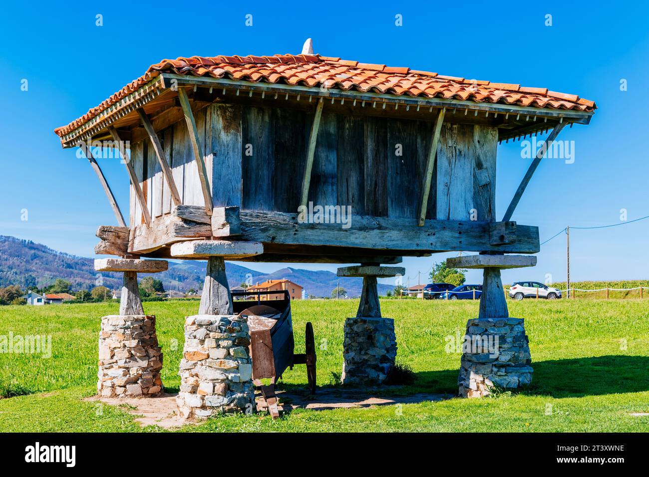 An hórreo ist ein typischer Speicher aus dem Nordwesten Spaniens, der aus Holz und Stein gebaut wurde, von Säulen aus dem Boden angehoben wurde und in flachen Stattelsteinen endet Stockfoto