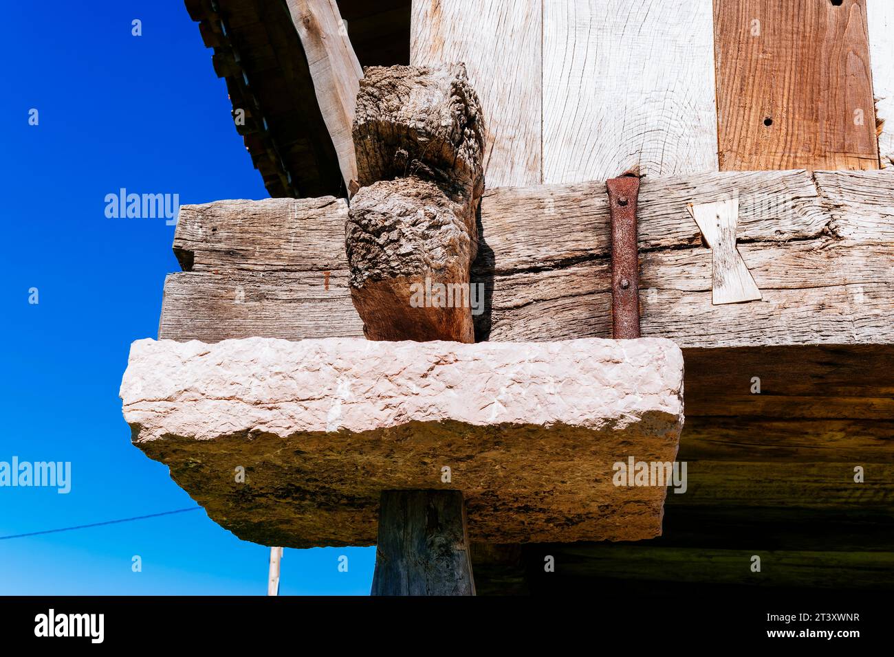 Details. An hórreo ist ein typischer Speicher aus dem Nordwesten Spaniens, der aus Holz und Stein gebaut wurde und von Säulen aus dem Boden hochgehoben wurde und in einer flachen Stattel endet Stockfoto