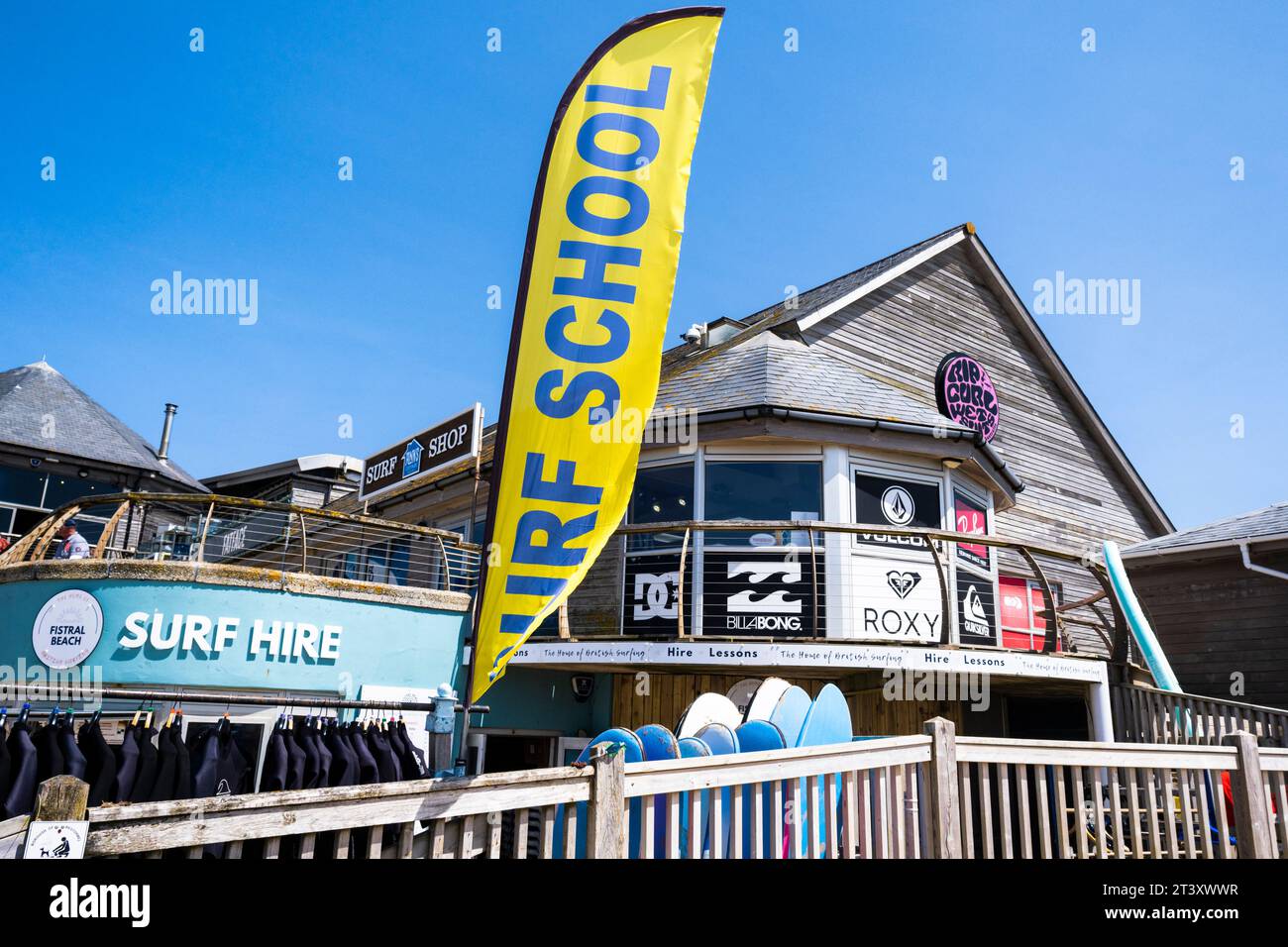 Ein Banner für eine Surfschule in Fistral in Newquay in Cornwall, Großbritannien. Stockfoto