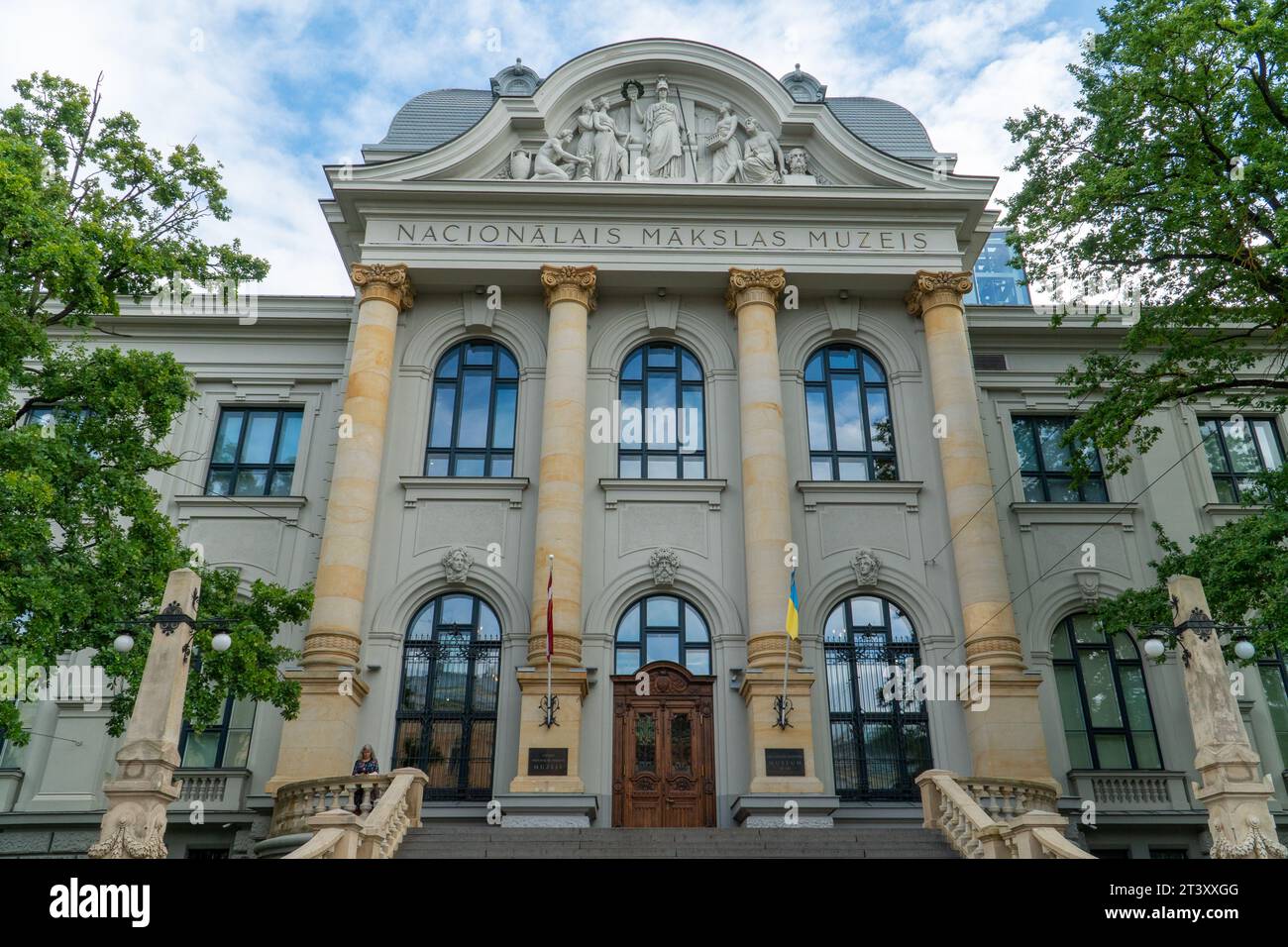 Riga, Lettland - 2. September 2023. Ein klassisches barockes Gebäude des Lettischen Nationalmuseums für Kunst, eine zentrale Fassade mit skulpturalen Elementen. Stockfoto