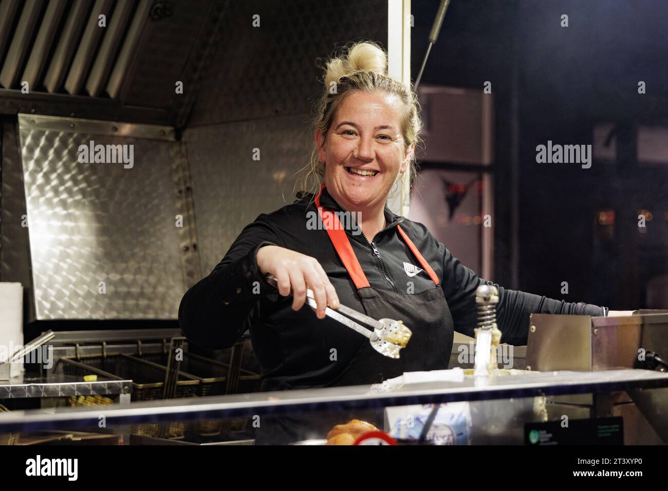 Messestand mit warmen Speisen, Lächeln: Die Stratford Upon Avon Mop Fair. Stockfoto