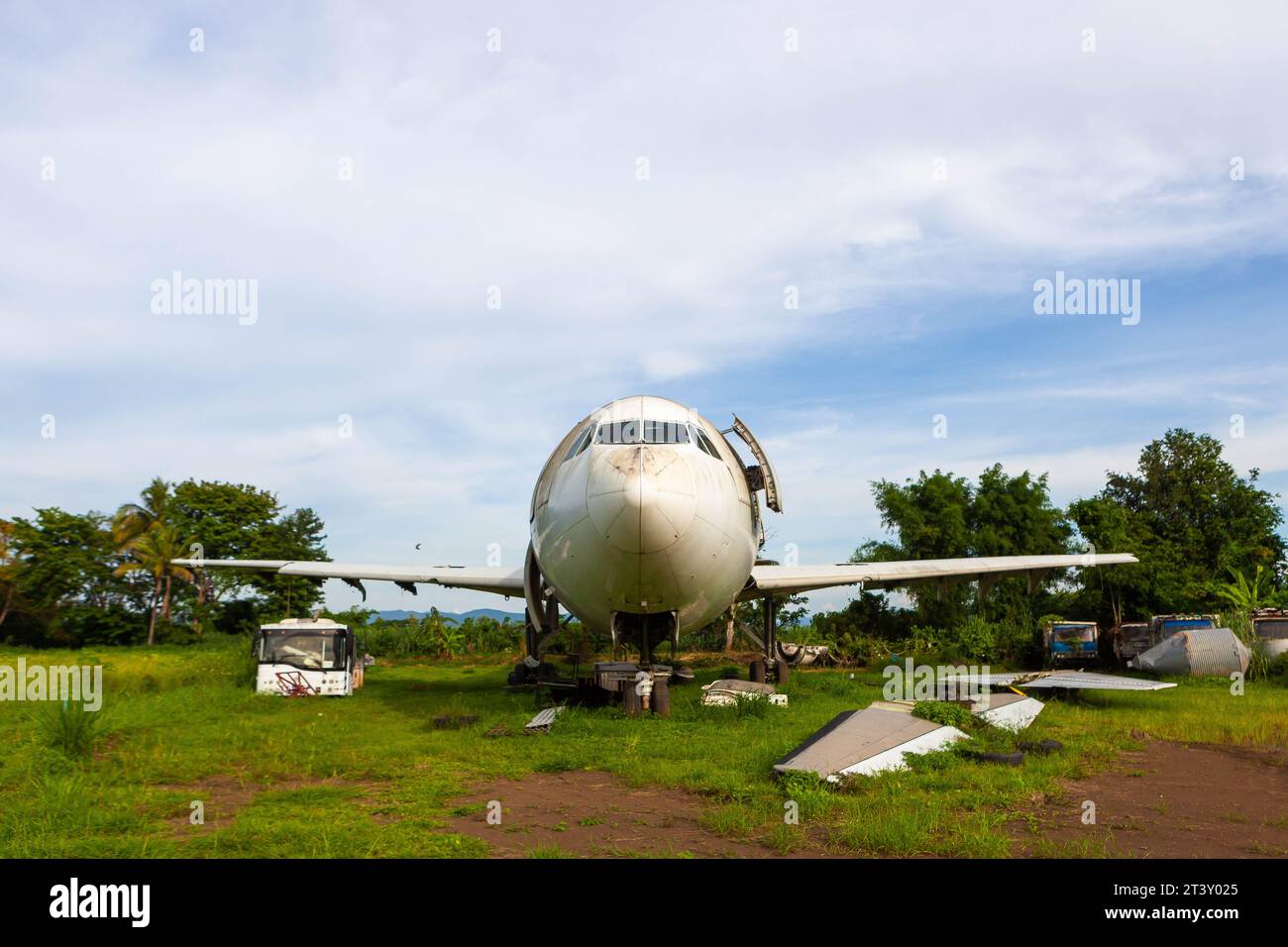 Flugzeug- und Flughafen-Shuttlebus-Trödel auf einem Flugzeugfriedhof in der Nähe von Chiang Mai in Thailand. Stockfoto