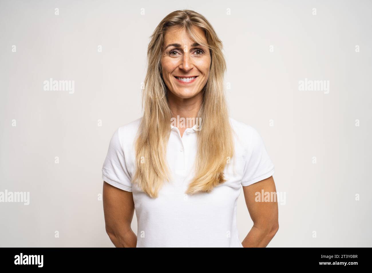 Porträt einer anmutigen glücklichen lächelnden Frau auf weißem Hintergrund Stockfoto