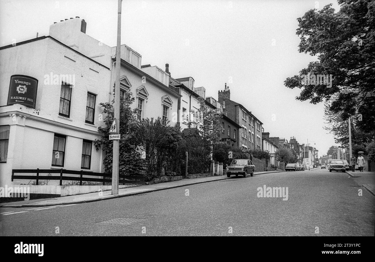 1975 Schwarzweiß-Archivbild des inzwischen geschlossenen Railway Bell Pubs an der Ecke Cawnpore Street und Gypsy Hill in Crystal Palace, South London. Stockfoto