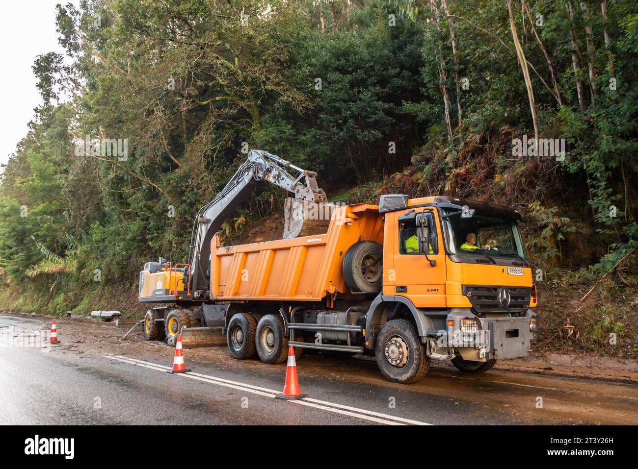 oktober 2023. Maschinen und Lkw demontieren den Hang, um neue Rutschgefahr auf der Straße zu vermeiden. Quelle: Xan Gasalla / Alamy Live News Stockfoto