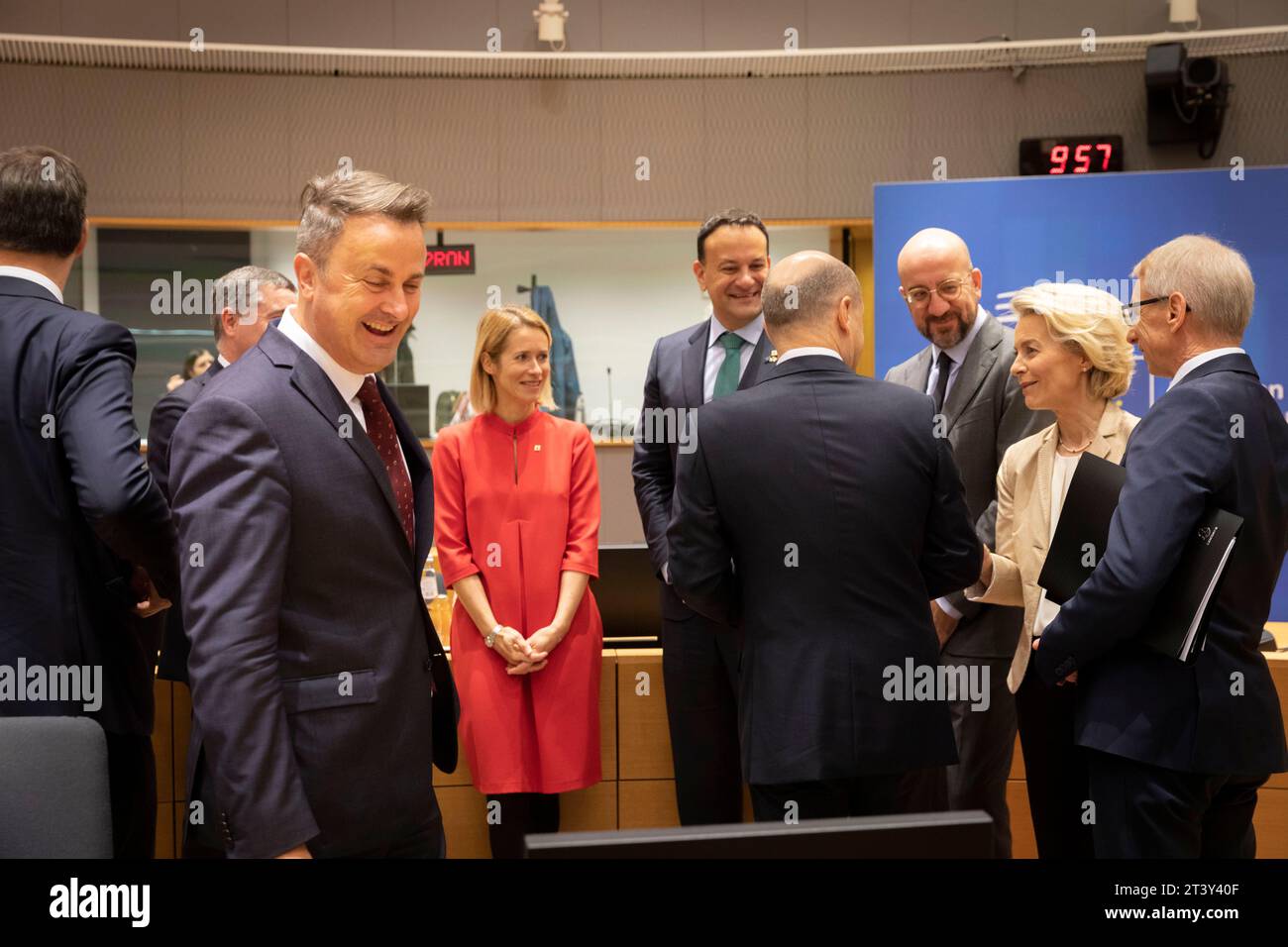 Nicolas Landemard/Le Pictorium - Europäischer Gipfel in Brüssel. 27-10-2023. Tour de Table - 27/10/2023 - Belgien/Brüssel/Brüssel - Ein lächelnder Xavier Bettel (links vorne) mit den Staatsoberhäuptern im Hintergrund (von links nach rechts: Pascal Donohoe Vorsitzender der Eurogruppe, Kaja Kallas in rotem Kleid, Leo Varatkar irischer Premierminister, Olaf Scholz von hinten, Charles Michel, Ursula von der Leyen, Nicolai Denkov bulgarischer Premierminister. Die Staats- und Regierungschefs der 27 Mitgliedstaaten trafen sich am 26. Und 27. Oktober zu einem Gipfeltreffen. Über den israelisch-palästinensischen Konflikt wurde viel gesagt. Stockfoto