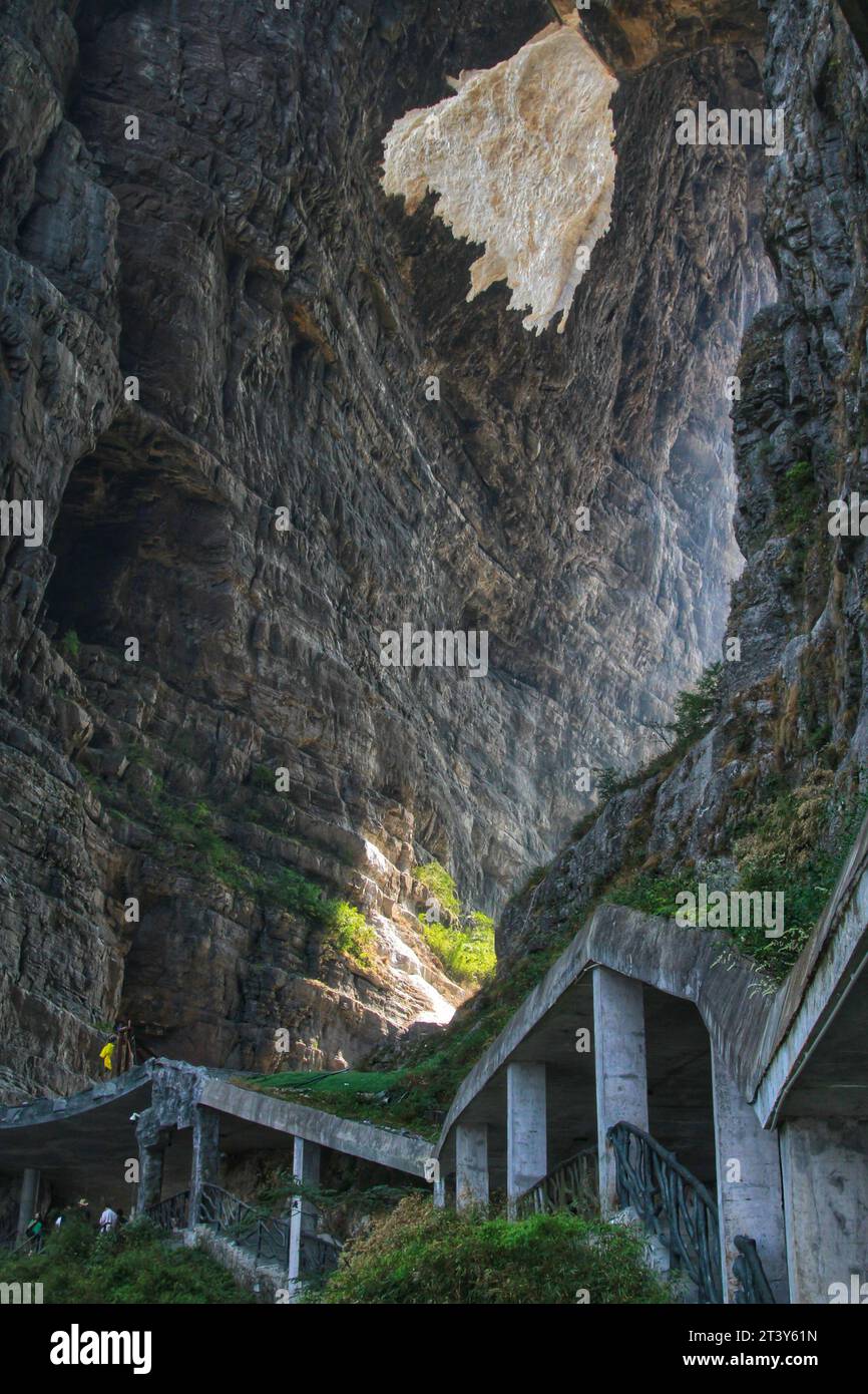 Erfassen Sie die beeindruckende Schönheit der weiten Landschaften innerhalb der weitläufigen und majestätischen langen Berge Chinas Stockfoto